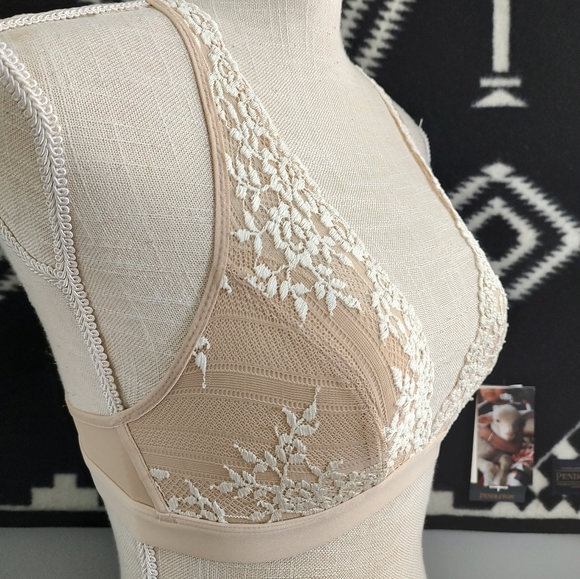 🥰 EUC Wacoal 852191 Embrace Lace Soft Cup Wireless Adjustable Bra, Sand, 32 (S) - Picture 9 of 13